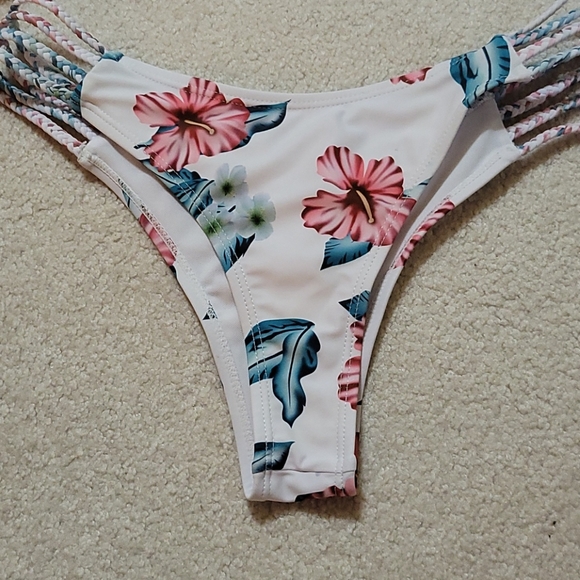 Bikini - Picture 2 of 4